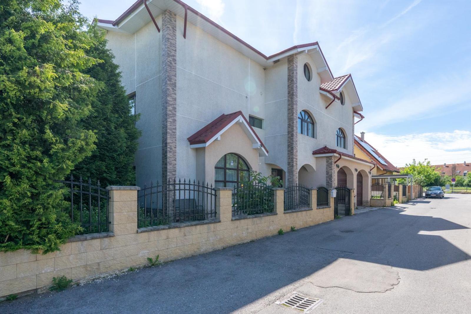 Faraway Aparthotel Near Vienna Airport With Anytime Self Check In Bruck an der Leitha Exterior photo